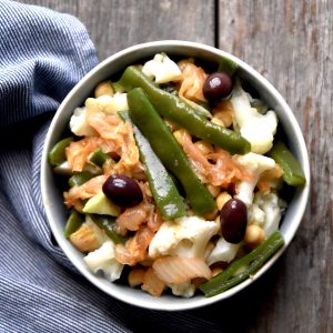 ensalada mediterránea con kimchi